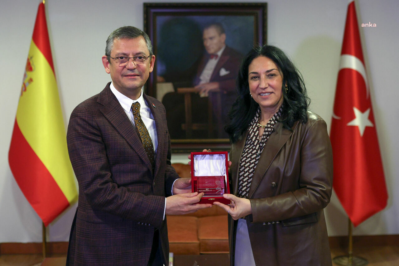 Özgür Özel İspanya'da Türkiye Büyükelçiliği'ni Ziyaret Etti