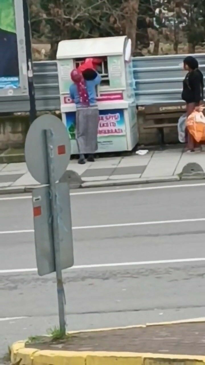 Giysi Kumbarasının İçinden Çocuk Pes Dedirtti!-3