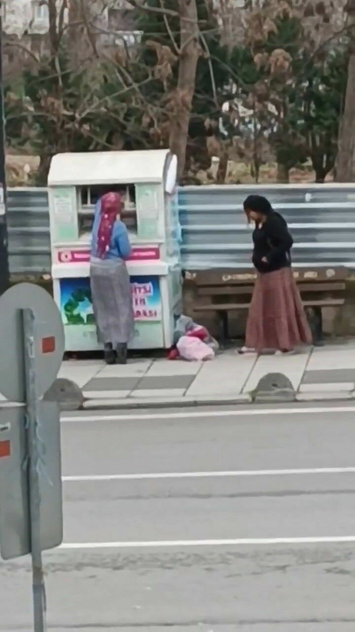 Giysi Kumbarasının İçinden Çocuk Pes Dedirtti!