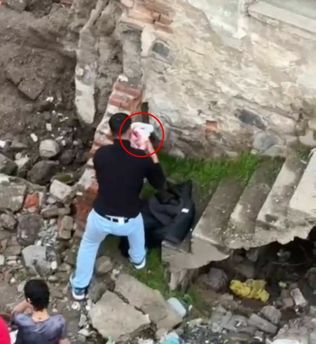 Metruk Evde Terk Edilmiş Yenidoğan Bebek Bulundu