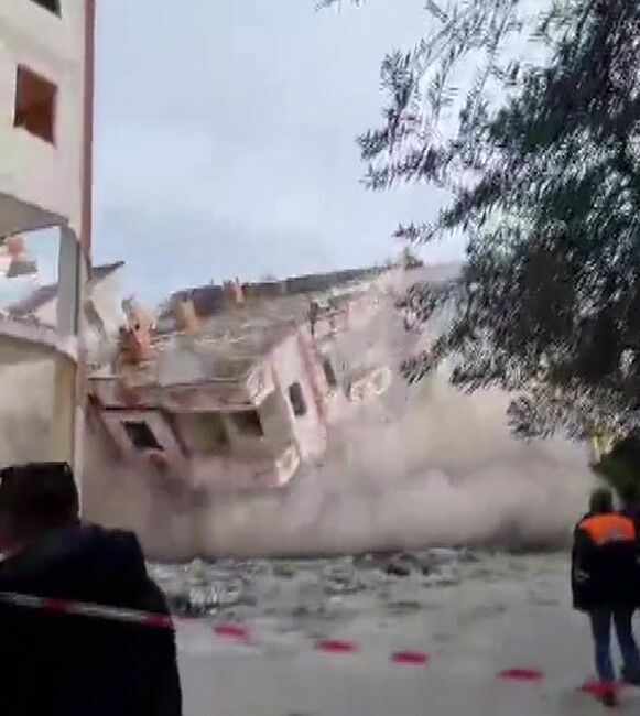 Hatay'da 6 Katlı Bina Yıkımı Panik Yarattı! (2)