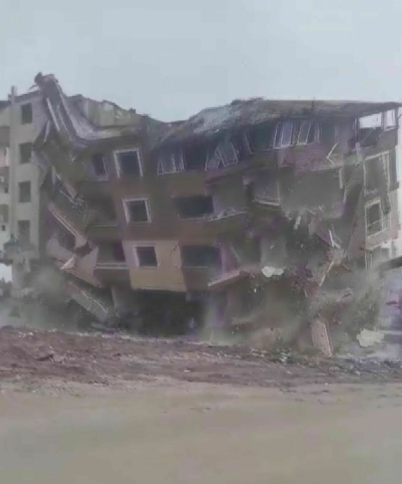 Hatay'da 6 Katlı Binanın Yerle Bir Olduğu Anlar Görüntülendi