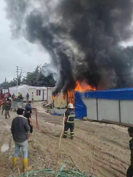 Hatay'da Işçi Konteynerleri Alev Alev Yandı