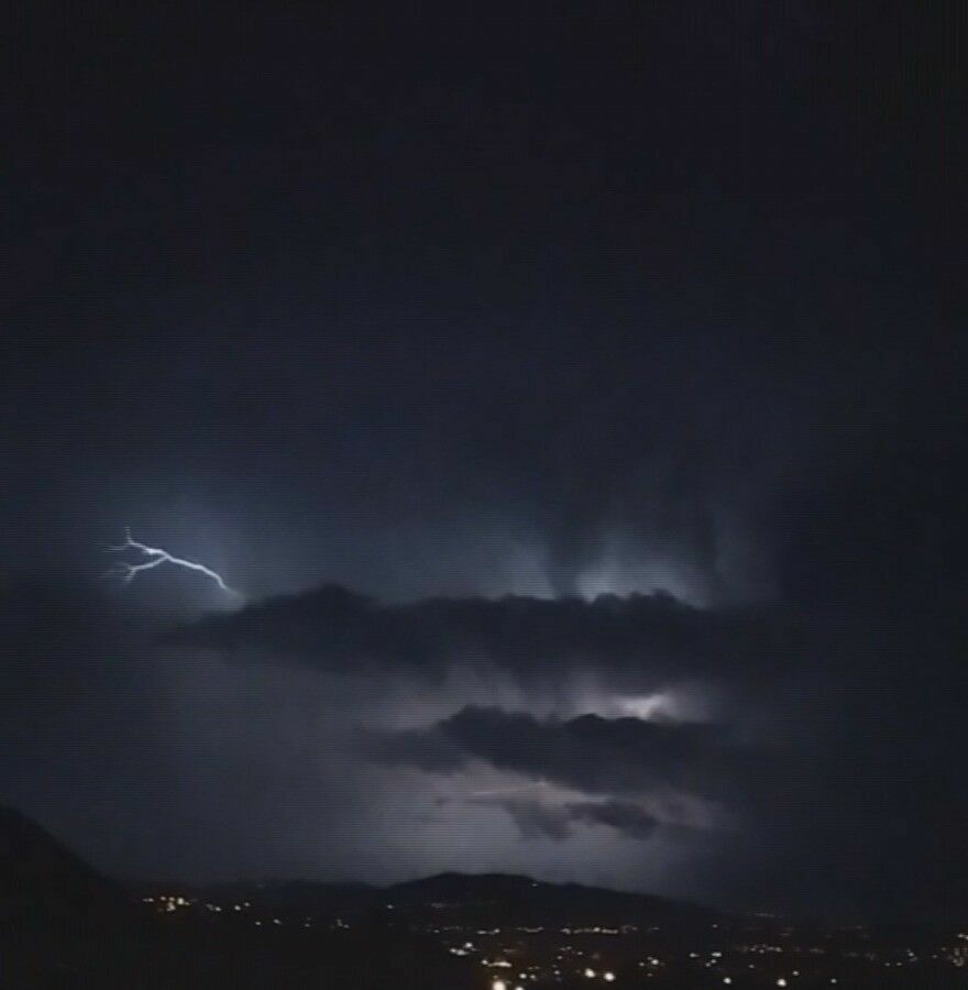Hatay’da Şimşekler Geceyi Aydınlattı 