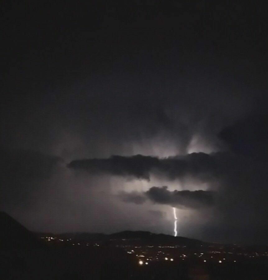 Hatay’da Şimşekler Geceyi Aydınlattı 