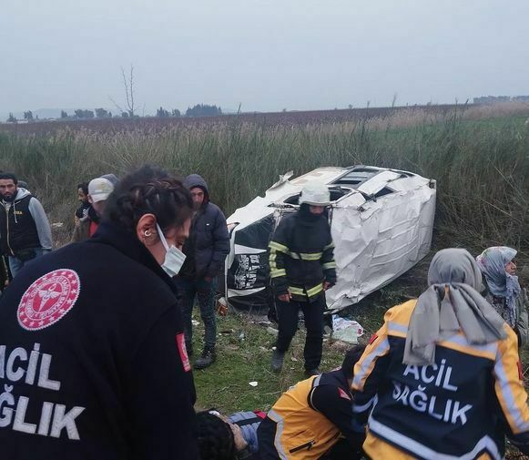 Hatay'da Tarım Işçileri Minibüsü Tarlaya Uçtu! 