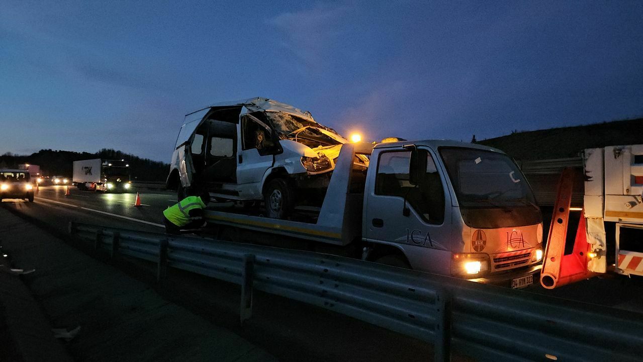 Kuzey Marmara Otoyolu'nda Kaza! Hijyen Malzemeleri Yola Saçıldı 