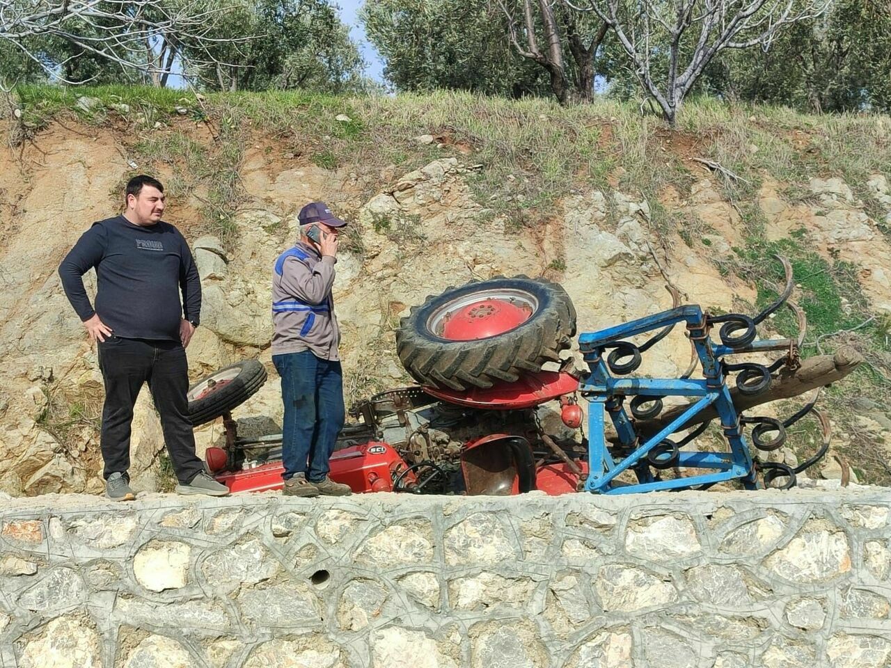 Tarlasını Sürerken Traktör Devrildi3