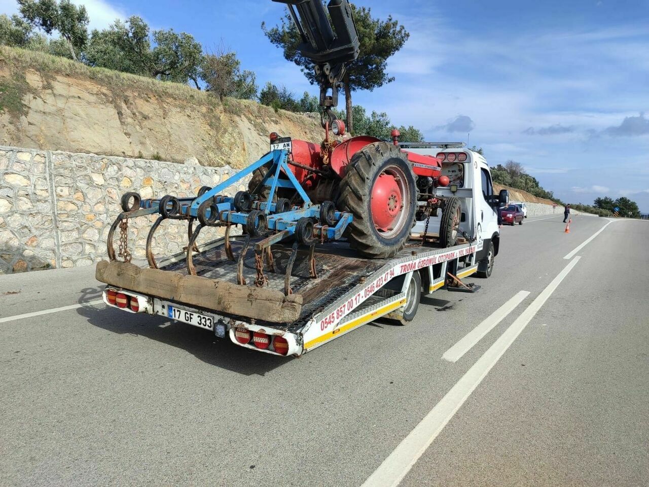 Tarlasını Sürerken Traktör Devrildi5