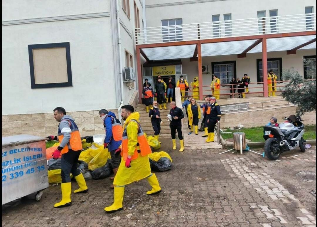 Antalya'daki okul pansiyonu şiddetli yağışlar sonrası sular altında kaldı