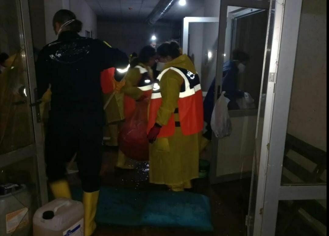 Antalya'daki okul pansiyonu şiddetli yağışlar sonrası sular altında kaldı