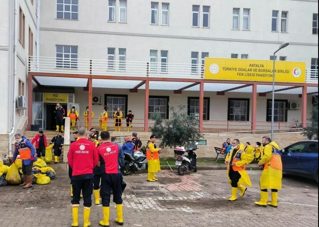 Antalya'daki okul pansiyonu şiddetli yağışlar sonrası sular altında kaldı