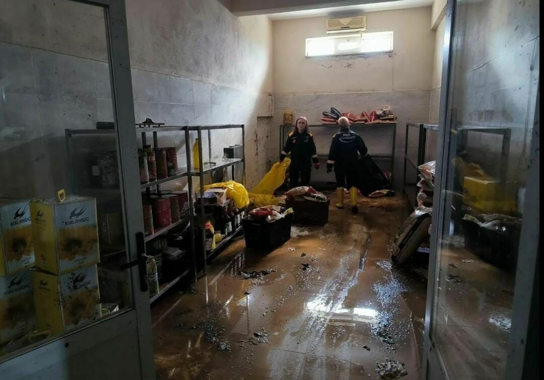 Antalya'daki okul pansiyonu şiddetli yağışlar sonrası sular altında kaldı