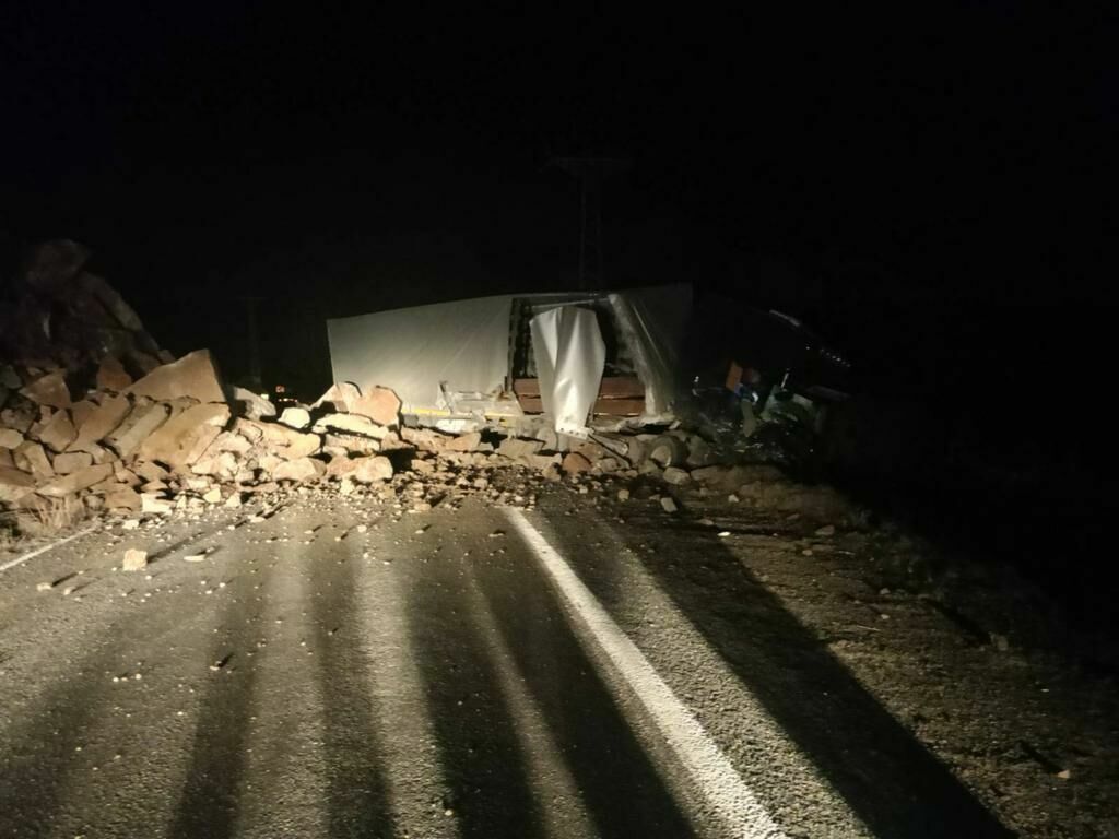 Yamaçtan Kopan Kayalar Tıra Isabet Etti