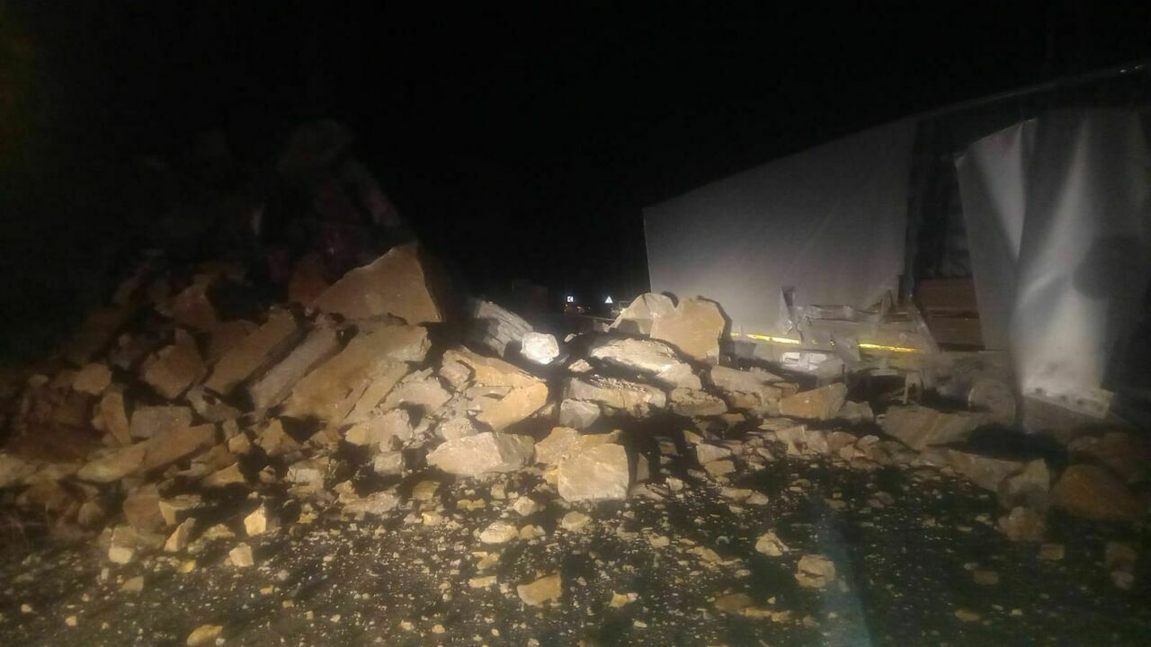 Yamaçtan Kopan Kayalar Tıra Isabet Etti2