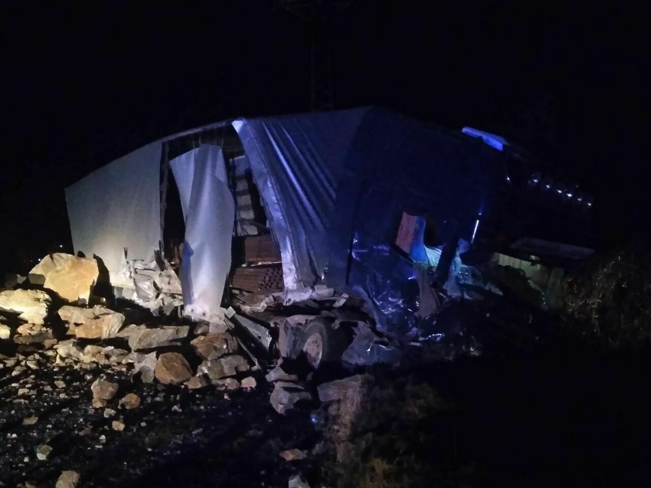 Yamaçtan Kopan Kayalar Tıra Isabet Etti3