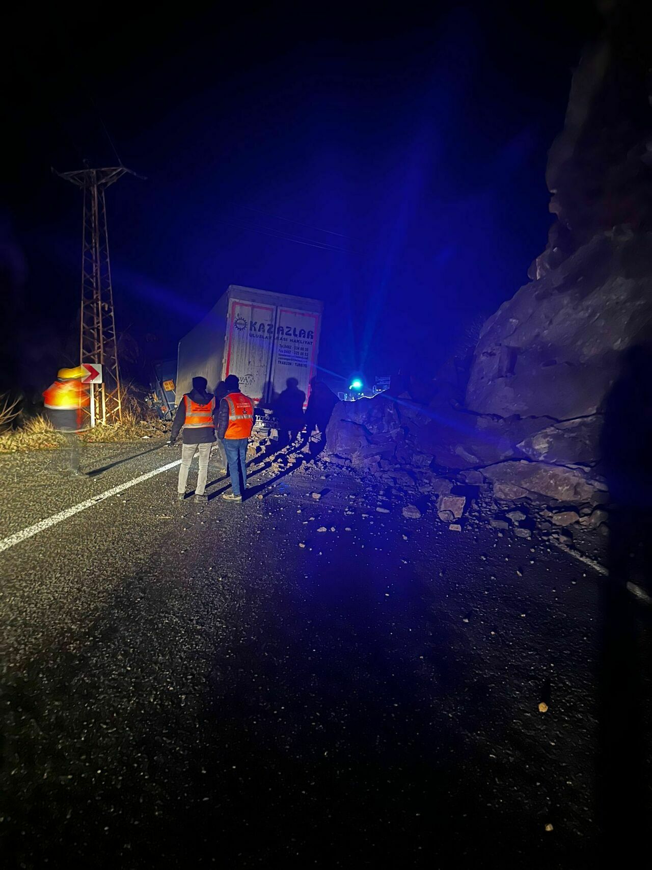 Yamaçtan Kopan Kayalar Tıra Isabet Etti4