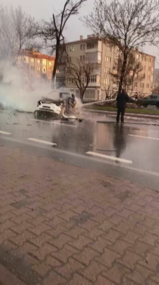 Kocasinan'da elektrikli otomobil kaza yaptı: Alev alev yandı