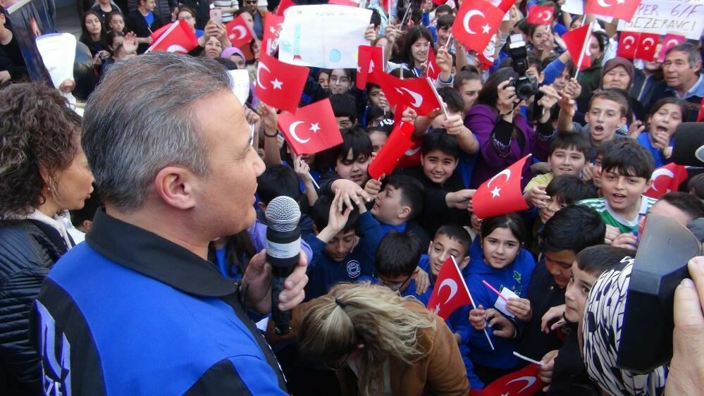 Türkiye'nin ilk astronotu Alper Gezeravcı mezun olduğu okulu ziyaret etti