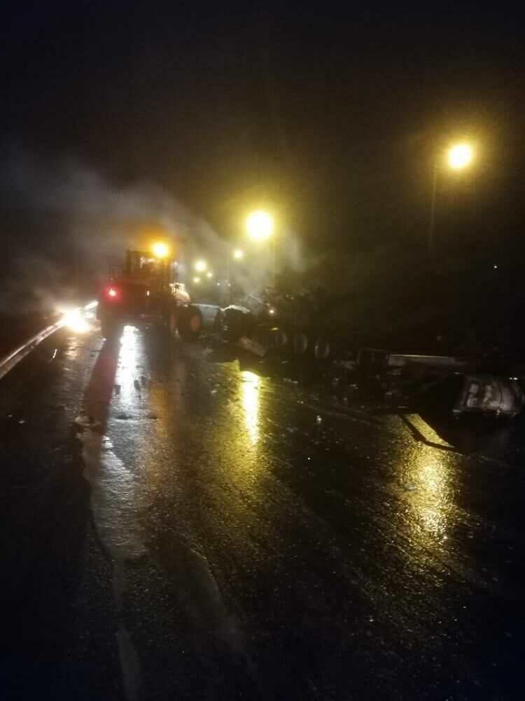 Mersin'de parfüm yüklü tırın devrilmesi sonucu yangın çıktı