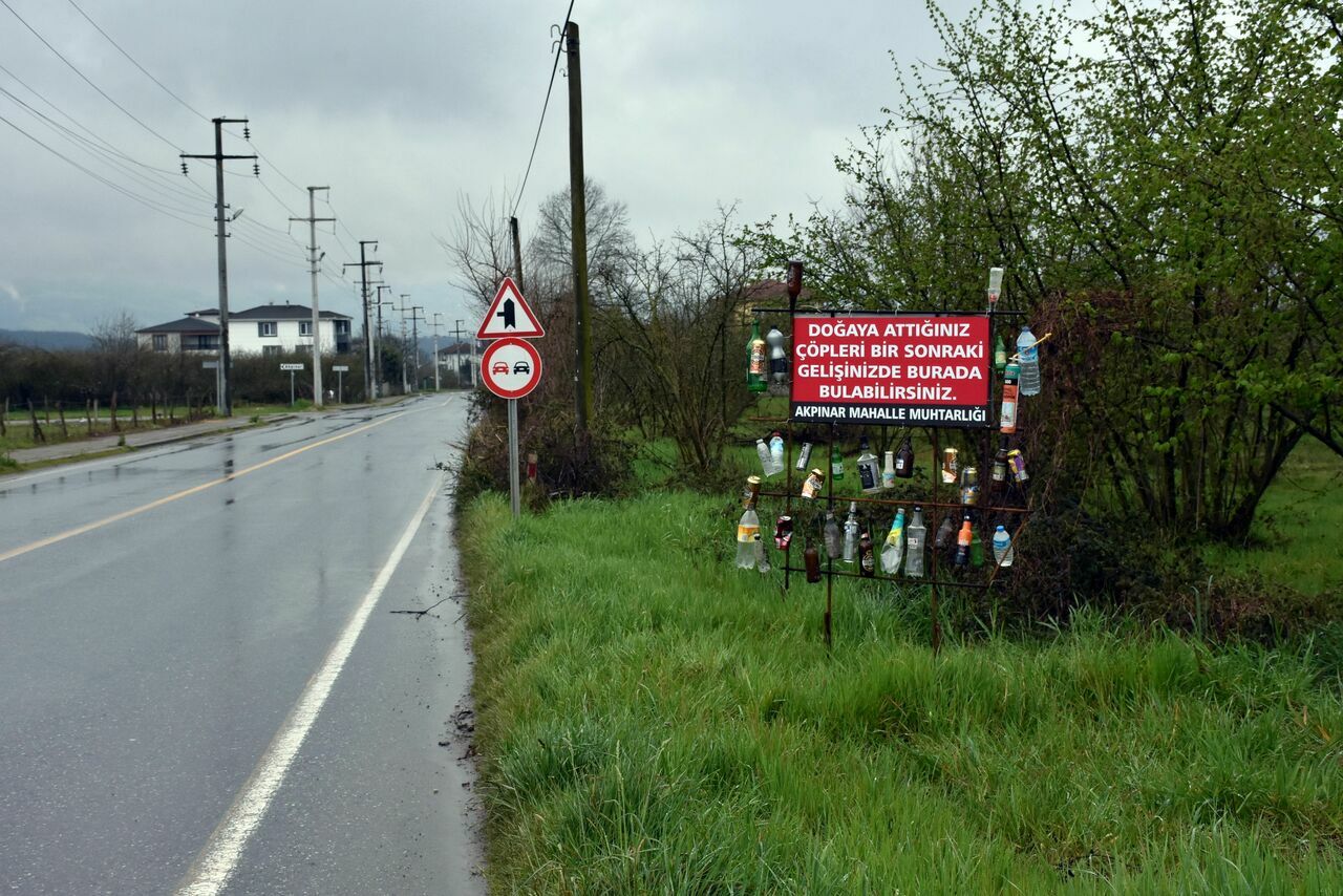 Muhtar yol kenarındaki çöp sorununa yaratıcı çözüm getirdi