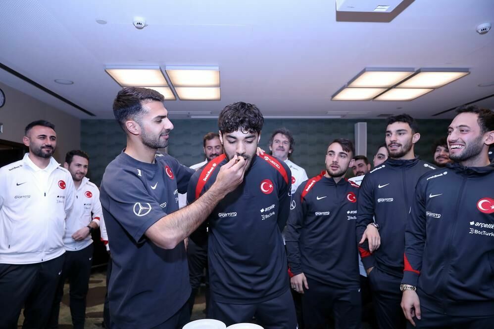 Ozan Kabak'ın doğum günü Milli Takım'da kutlandı