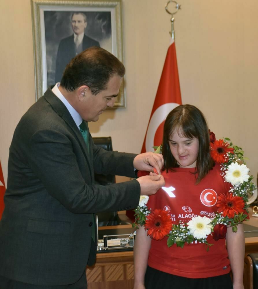 Muğla Valisi Akbıyık milli sporcu Elif Oral'ı tebrik etti