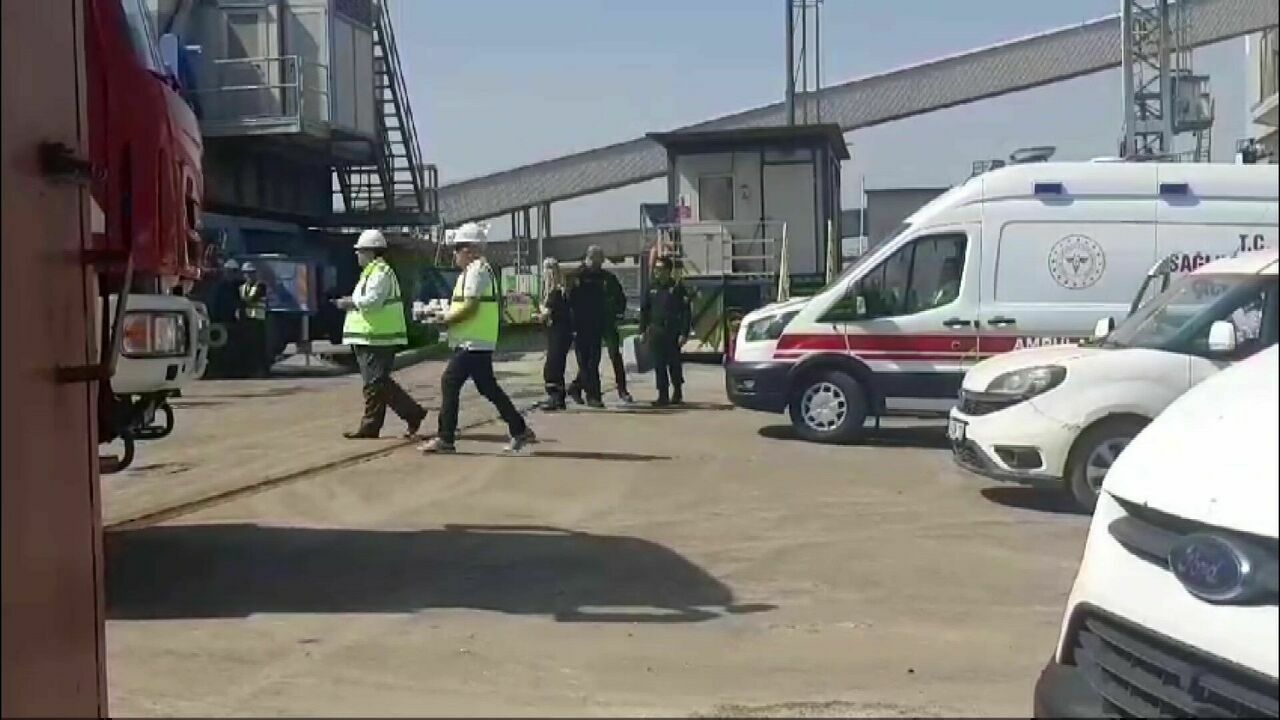 Yük gemisinde yangın: 5 mürettebat dumandan zor kurtuldu!