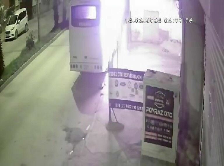 Adana'da Park Halindeki Midibüs Kundaklandı (2)