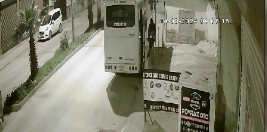 Adana'da Park Halindeki Midibüs Kundaklandı (3)