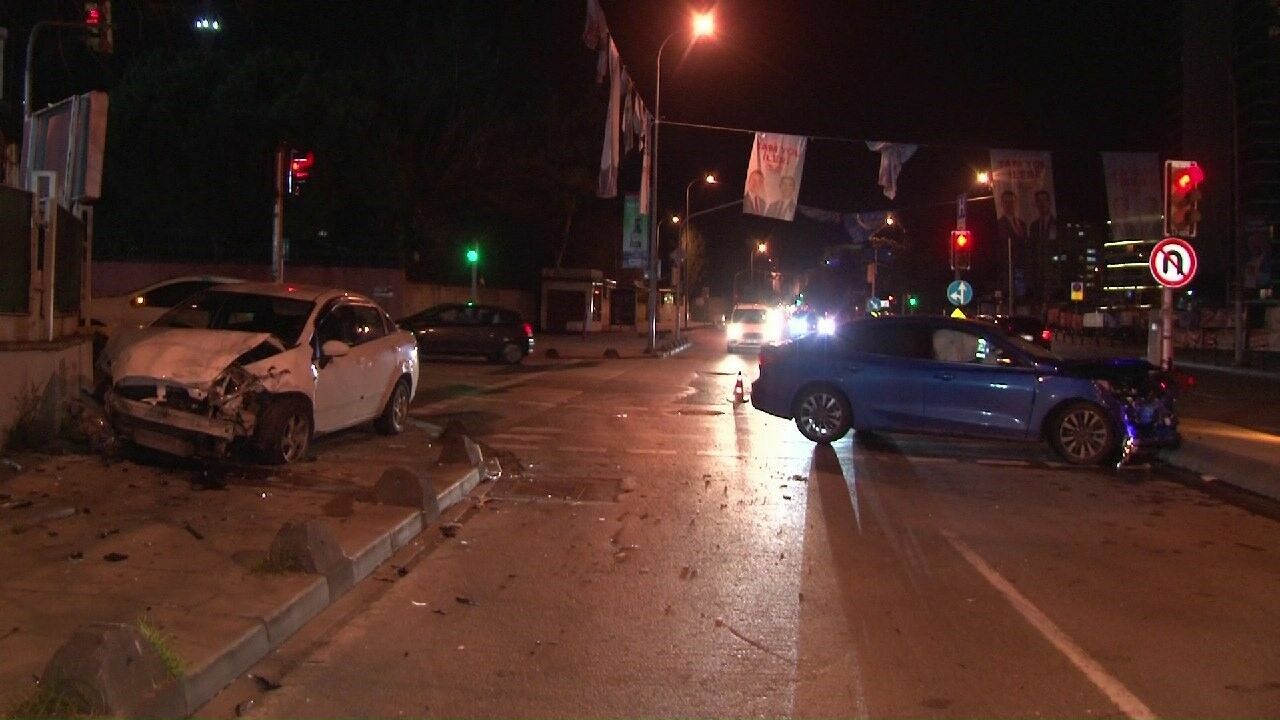 Iki Otomobil Kafa Kafaya Çarpıştı