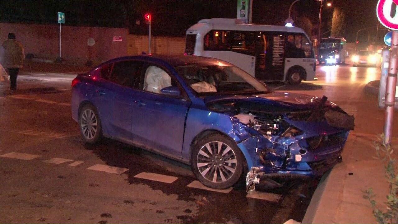 Iki Otomobil Kafa Kafaya Çarpıştı2