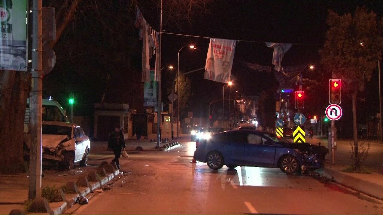 Iki Otomobil Kafa Kafaya Çarpıştı4