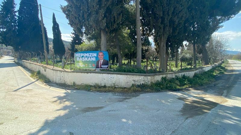 Başkan Adayı Mezarlığa Öyle Bir Afiş Astı Ki! (3) Result