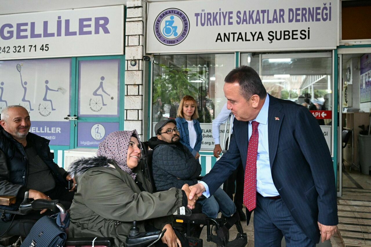 Başkan Muhittin Böcek Türkiye Sakatlar Derneği'ni ziyaret etti
