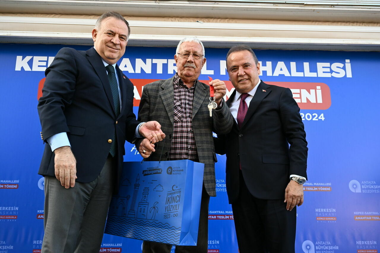 Başkan Böcek Kepez-Santral Mahallesi'nde Kentsel Dönüşüm Projesi anahtarlarını teslim etti