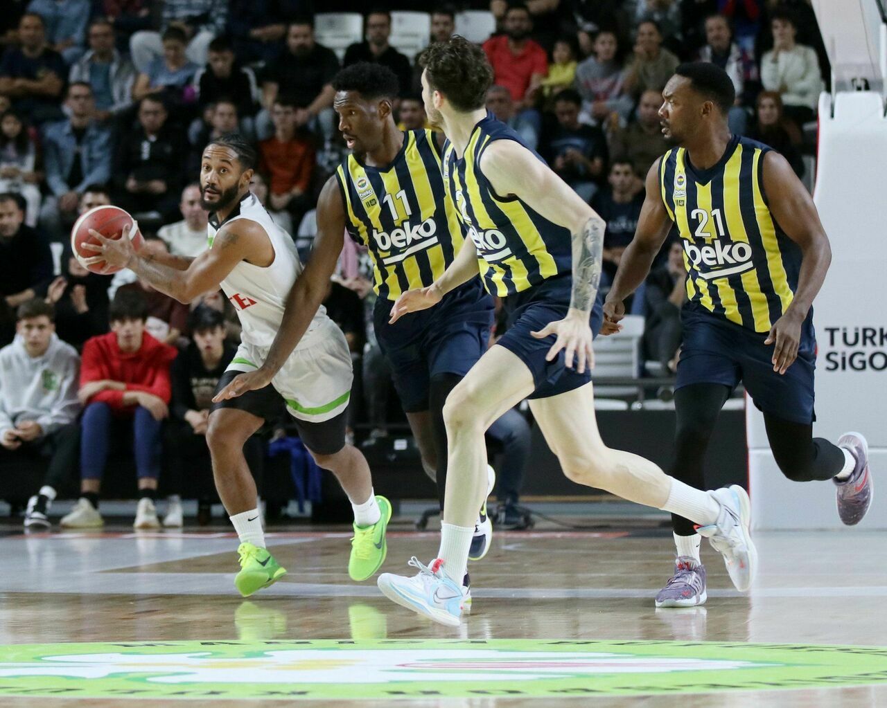 Fenerbahçe Manisa Büyükşehir Belediyespor'u rahat geçti