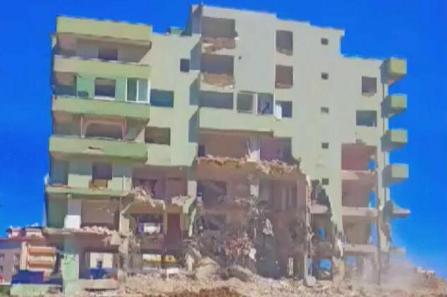 Hatay'da 6 Katlı Hasarlı Bina Böyle Yıkıldı (2)