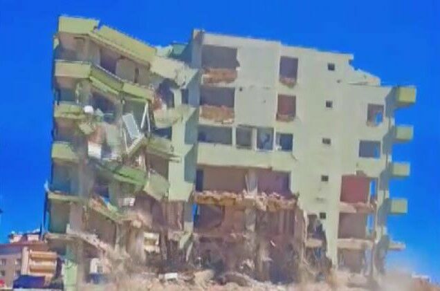 Hatay'da 6 Katlı Hasarlı Bina Böyle Yıkıldı (5)