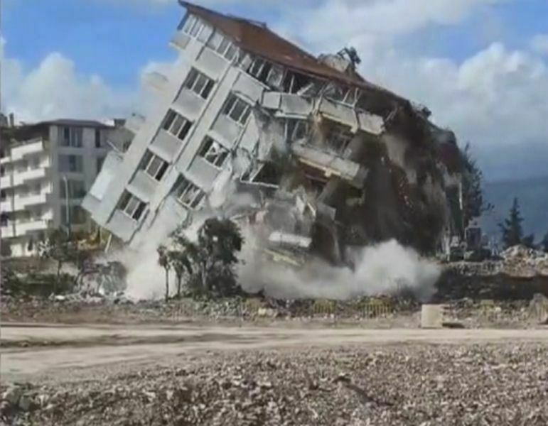 Hatay’da Halatla Çekilen Bina Domino Taşı Gibi Devrildi (2) Result