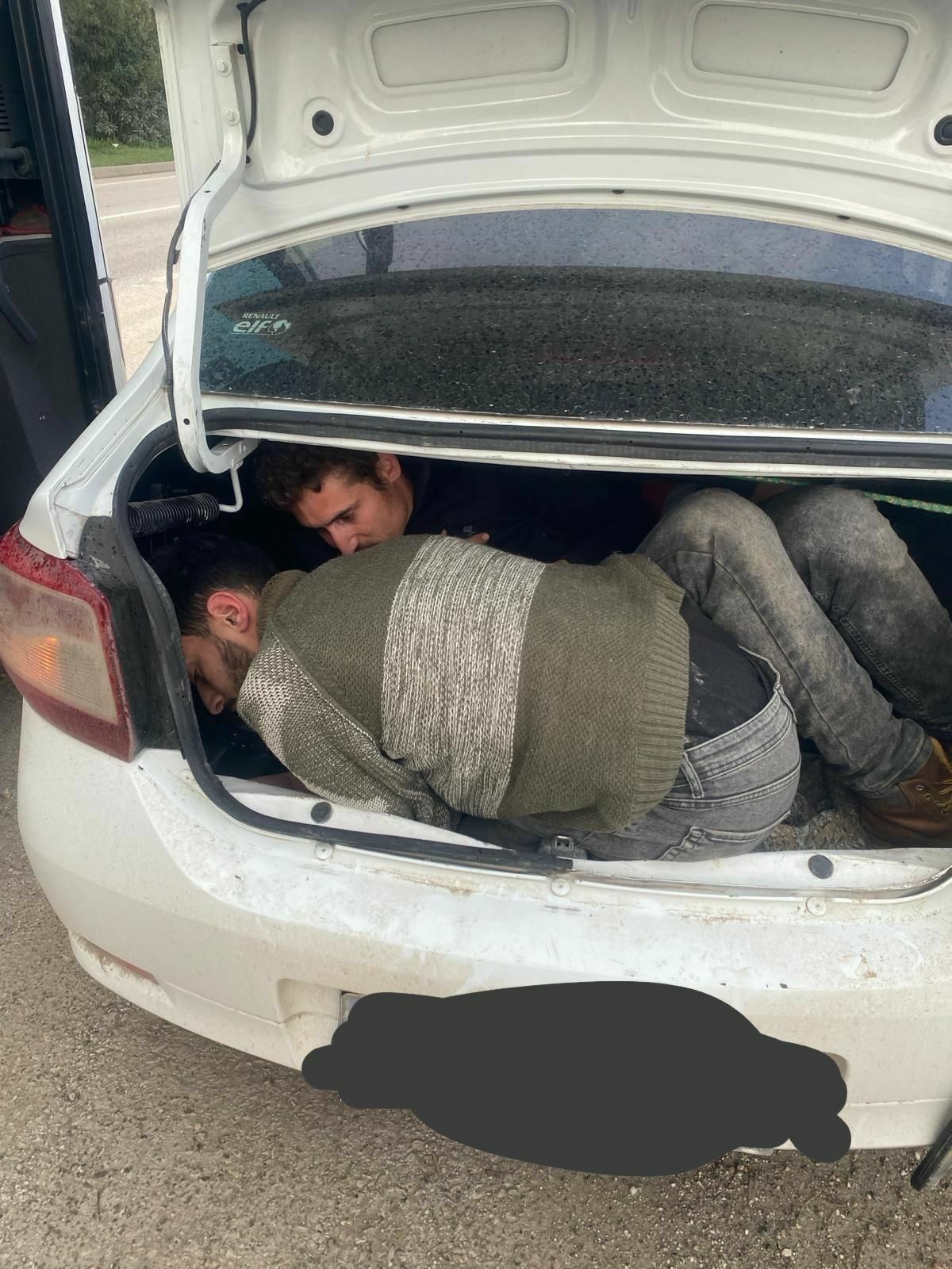 Hatay'da Kaçak Göçmenleri Bagaja Istiflediler! (3)