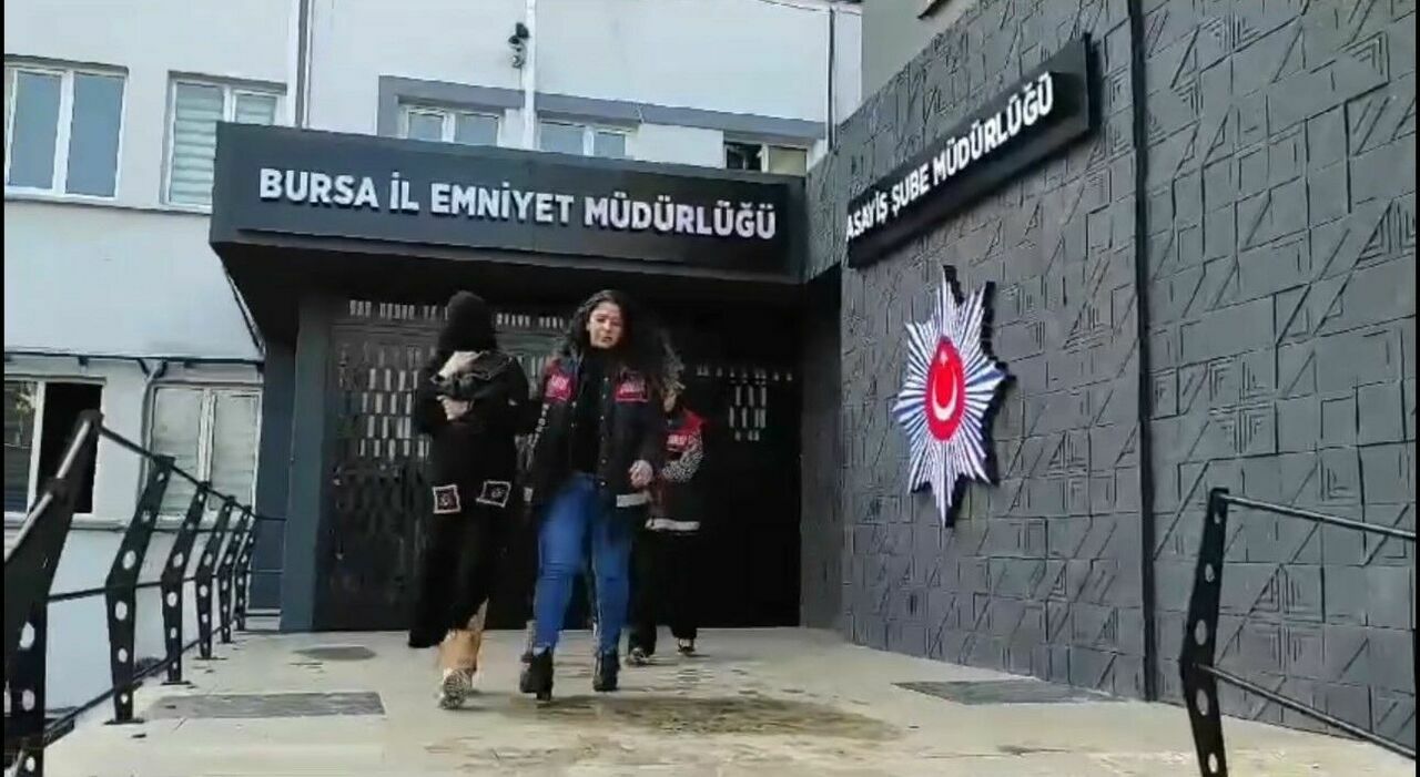 Hırsızlık Için Önce Çocuk Yapıyorlar3