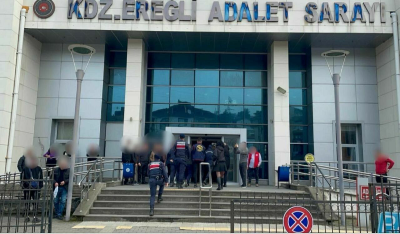 İç Mimar Bartu Can'ın Cinayet Şüphelisi Cenazesine Katılmış!4