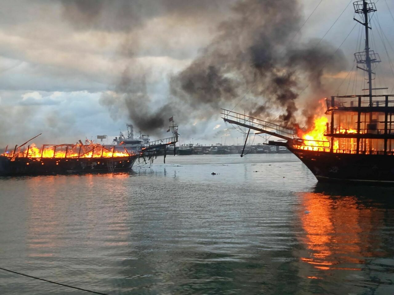 İki Tur Teknesi Alev Alev Yandı2