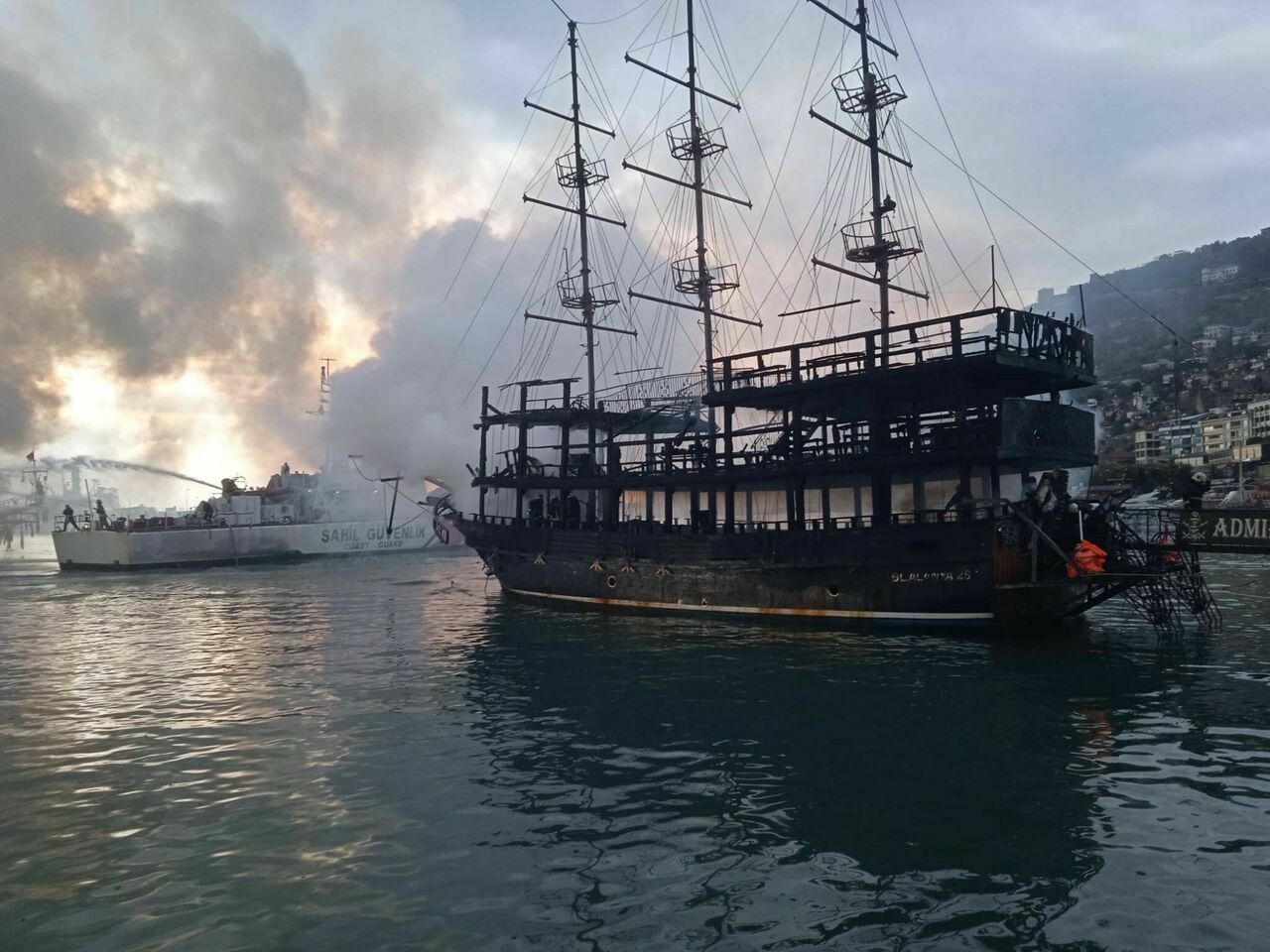 İki Tur Teknesi Alev Alev Yandı4