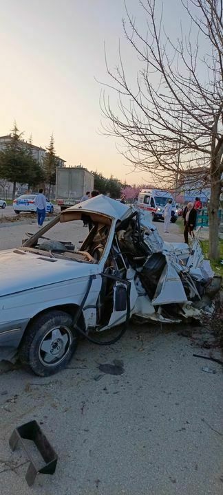 Isparta'da Kamyonet Ile Otomobil Çarpıştı! Araç Hurdaya Döndü  (2) Result