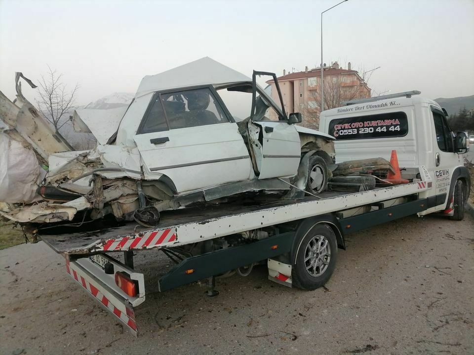 Isparta'da Kamyonet Ile Otomobil Çarpıştı! Araç Hurdaya Döndü  (3) Result