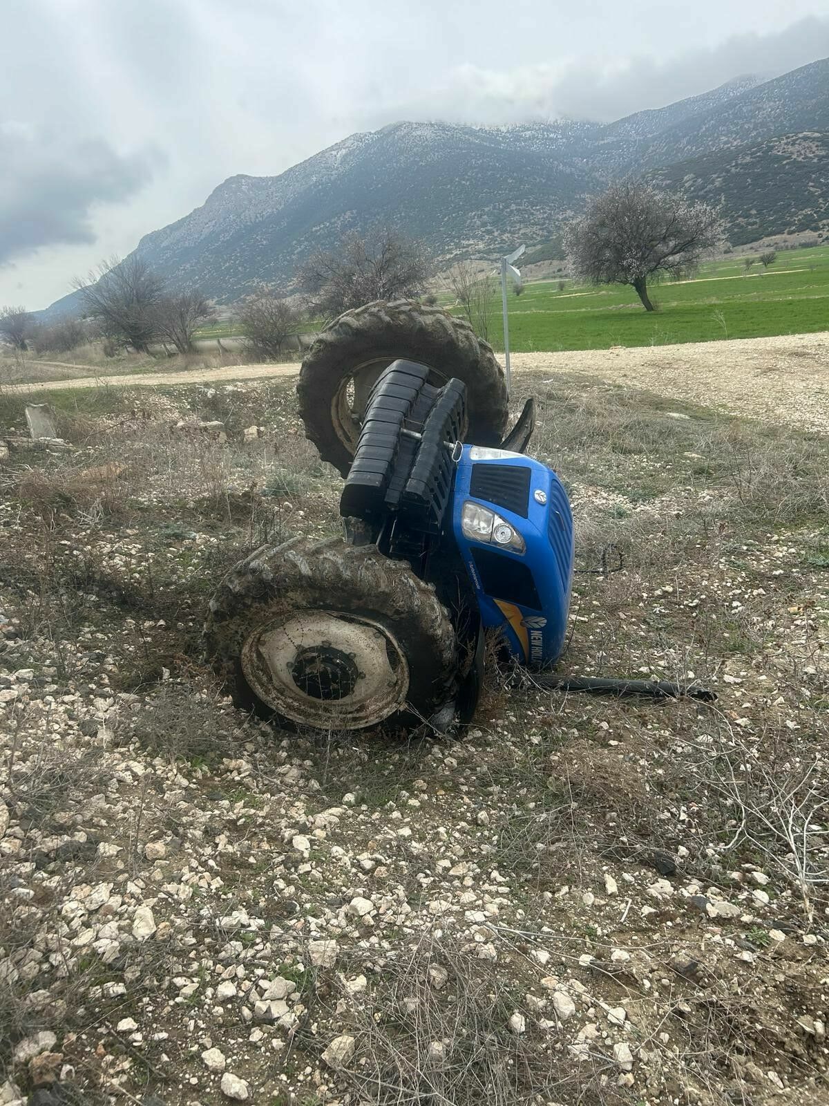 Isparta'da Tren Traktörü Ikiye Böldü! Feci Kaza Kamerada (3)