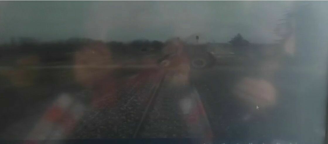 Isparta'da Tren Traktörü Ikiye Böldü! Feci Kaza Kamerada (5)