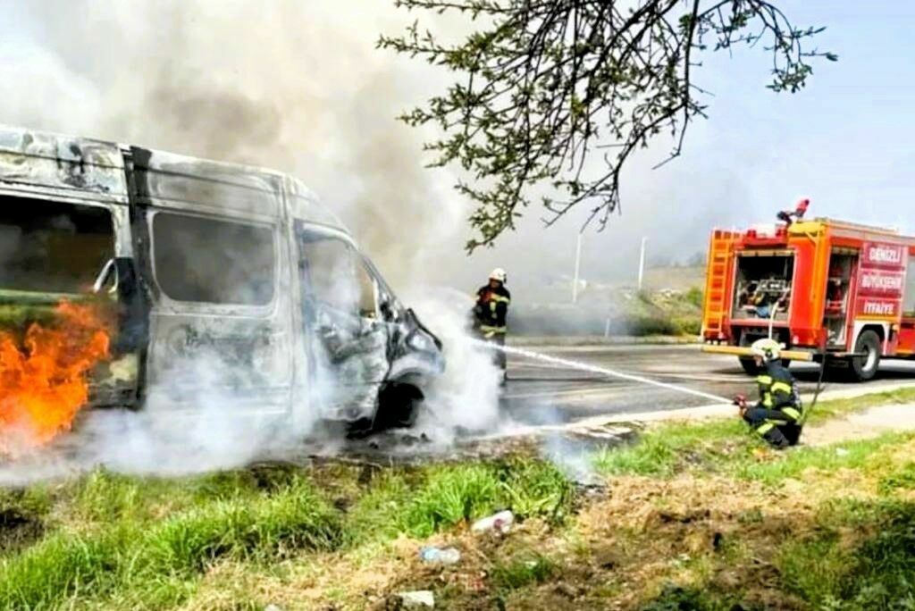 Minibüsten Geriye Metal Yığını Kaldı